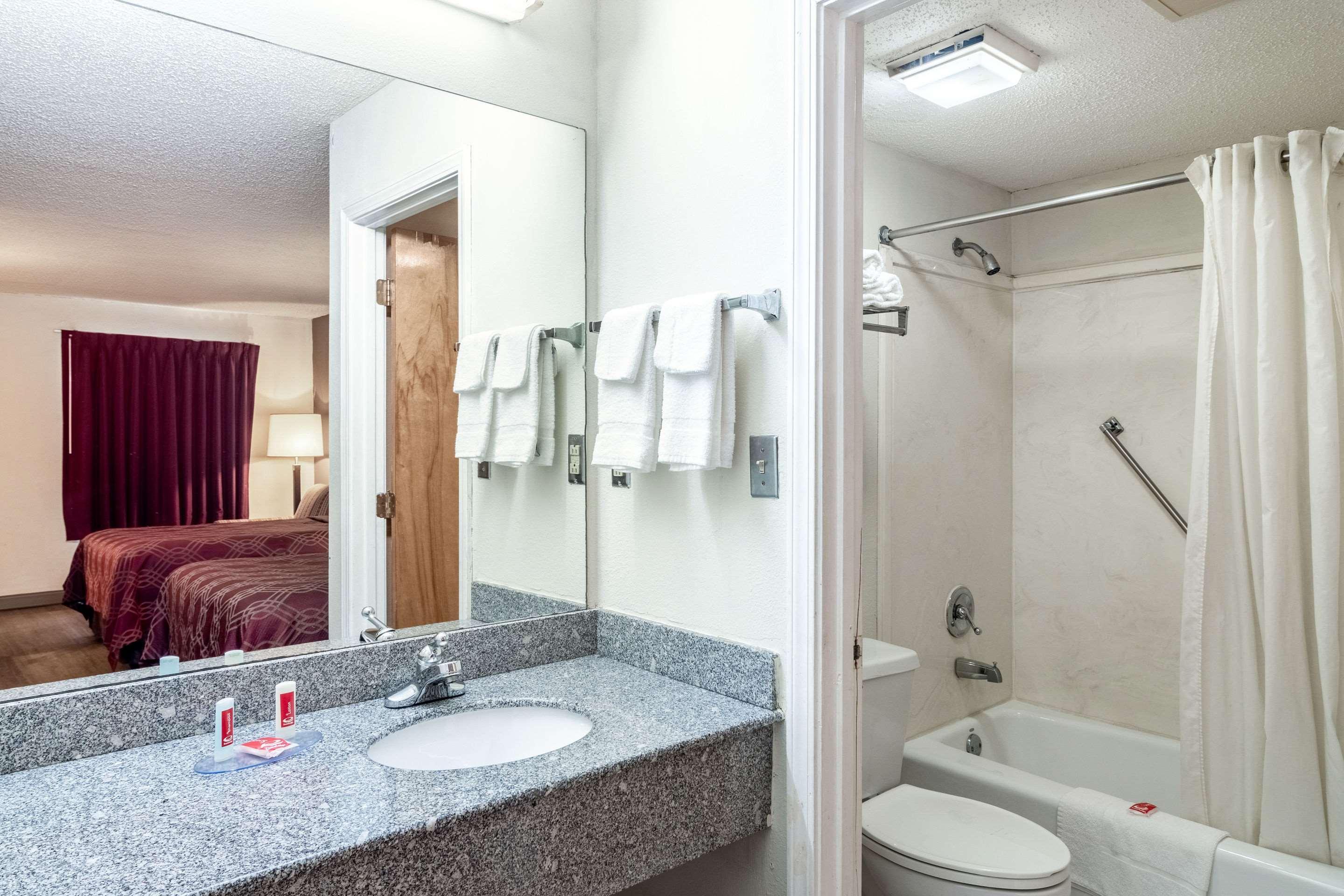 Econo Lodge Акворт Екстер'єр фото